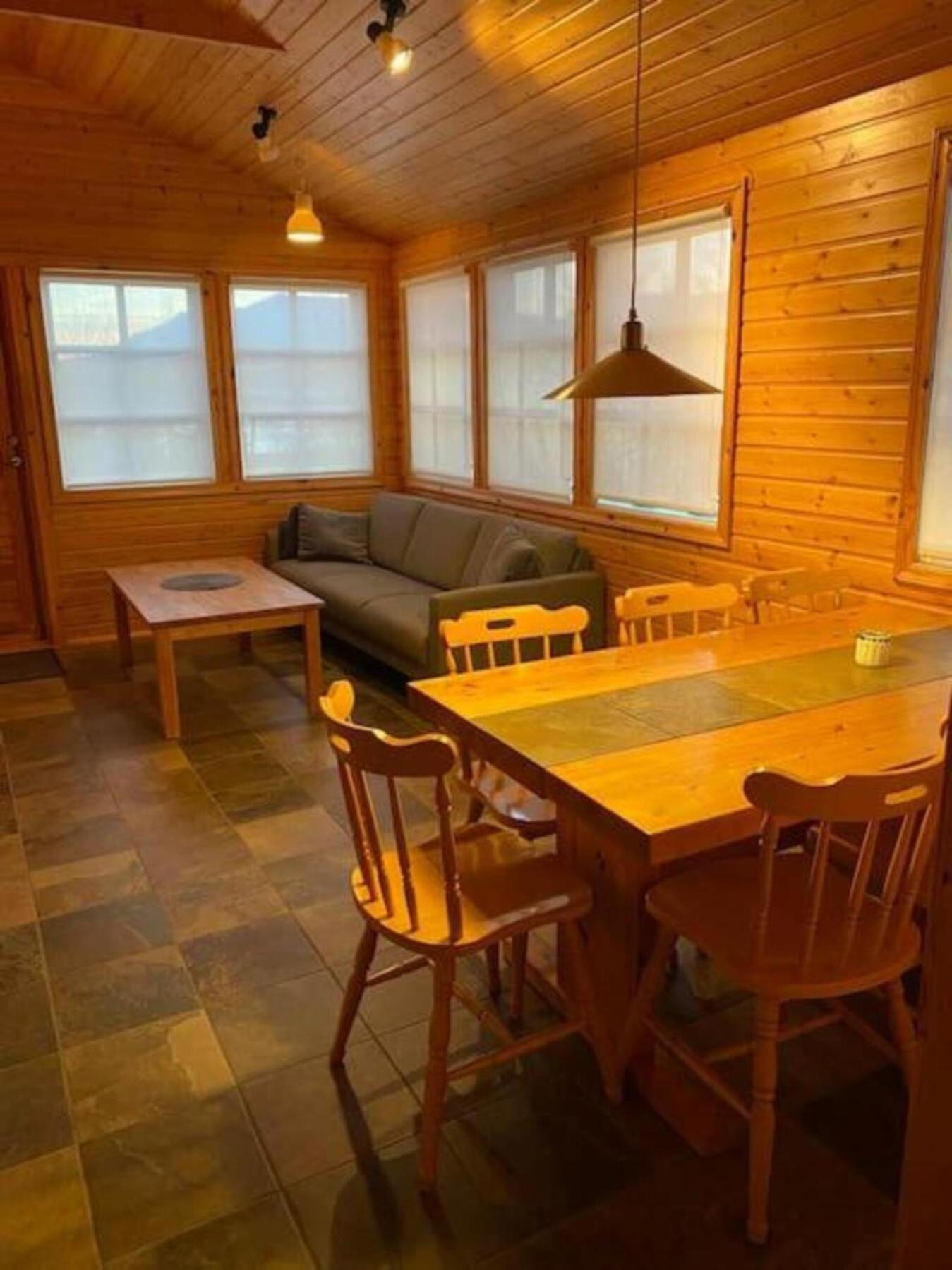 Cozy 2 Bedroom Cottage With Hot Tub Акурейрі Екстер'єр фото