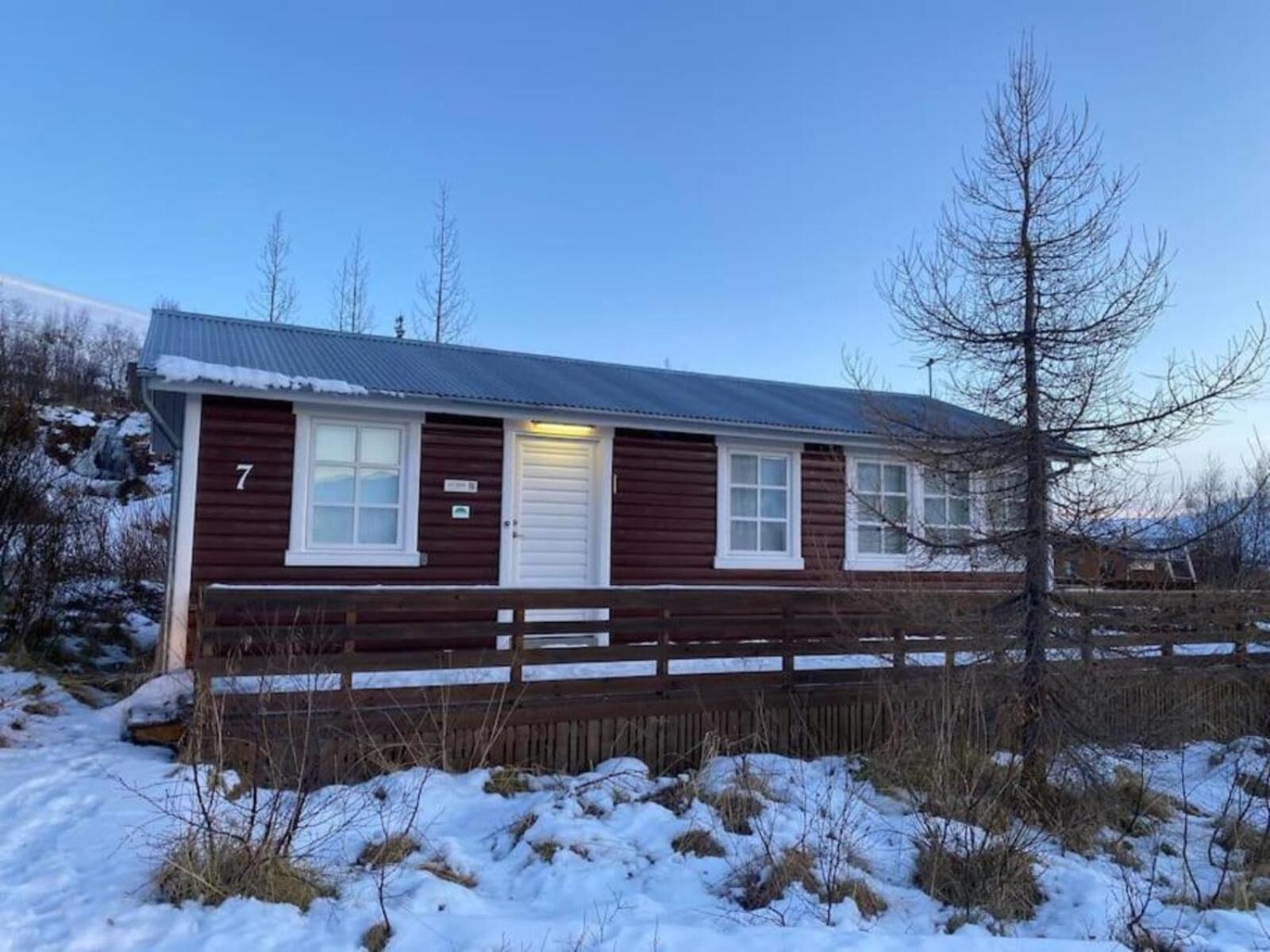 Cozy 2 Bedroom Cottage With Hot Tub Акурейрі Екстер'єр фото
