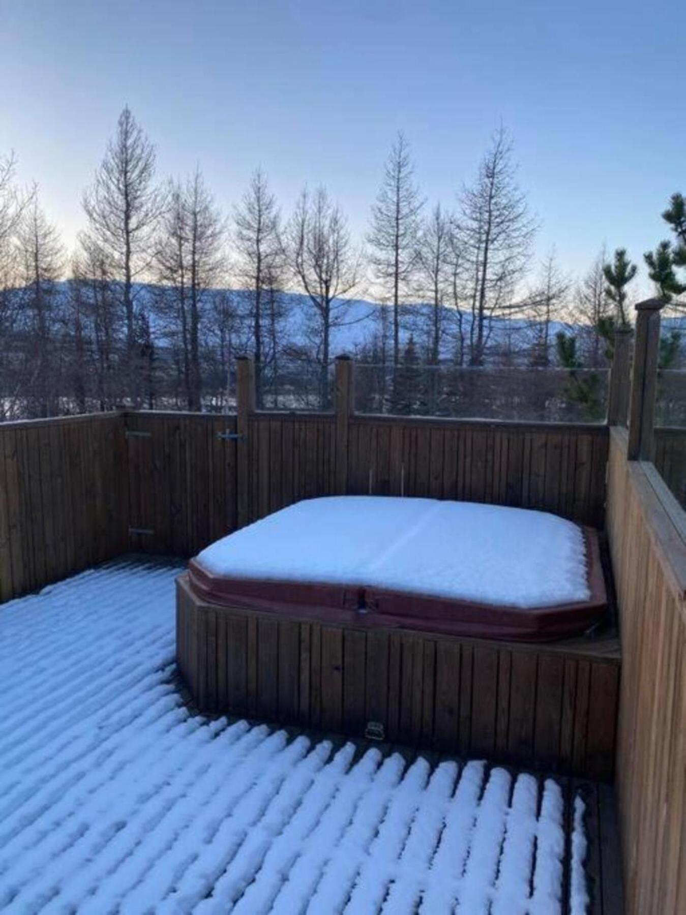 Cozy 2 Bedroom Cottage With Hot Tub Акурейрі Екстер'єр фото