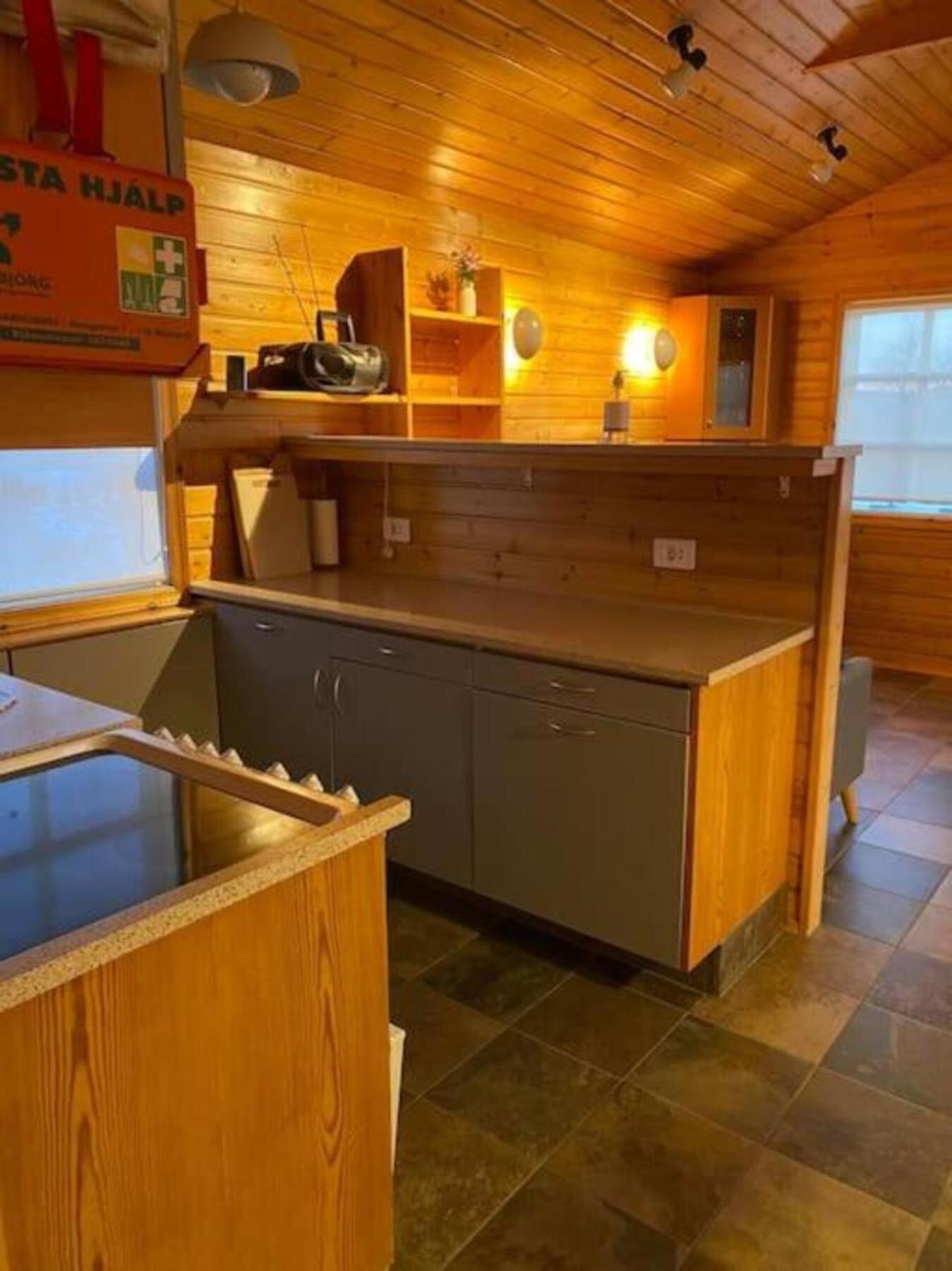 Cozy 2 Bedroom Cottage With Hot Tub Акурейрі Екстер'єр фото