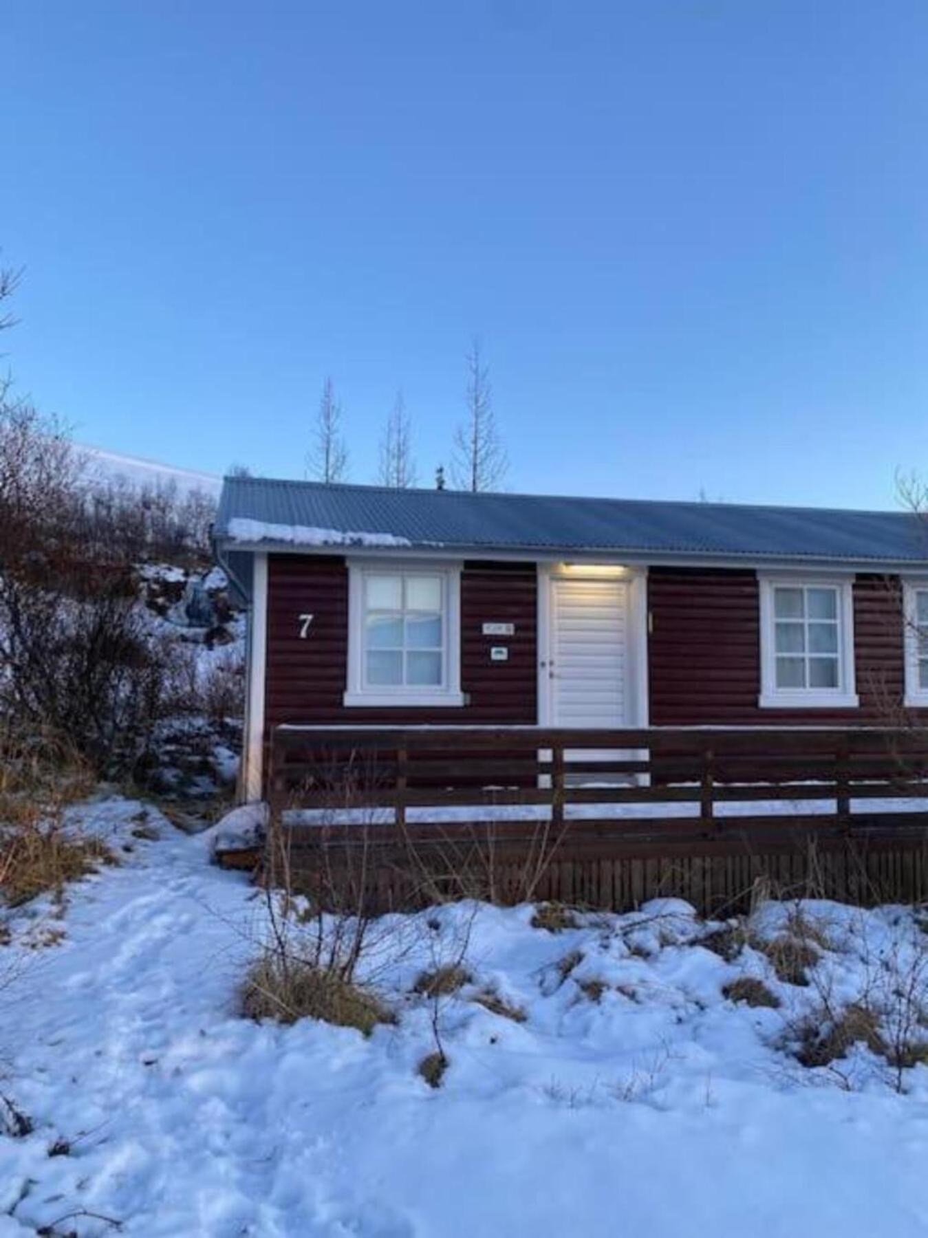 Cozy 2 Bedroom Cottage With Hot Tub Акурейрі Екстер'єр фото