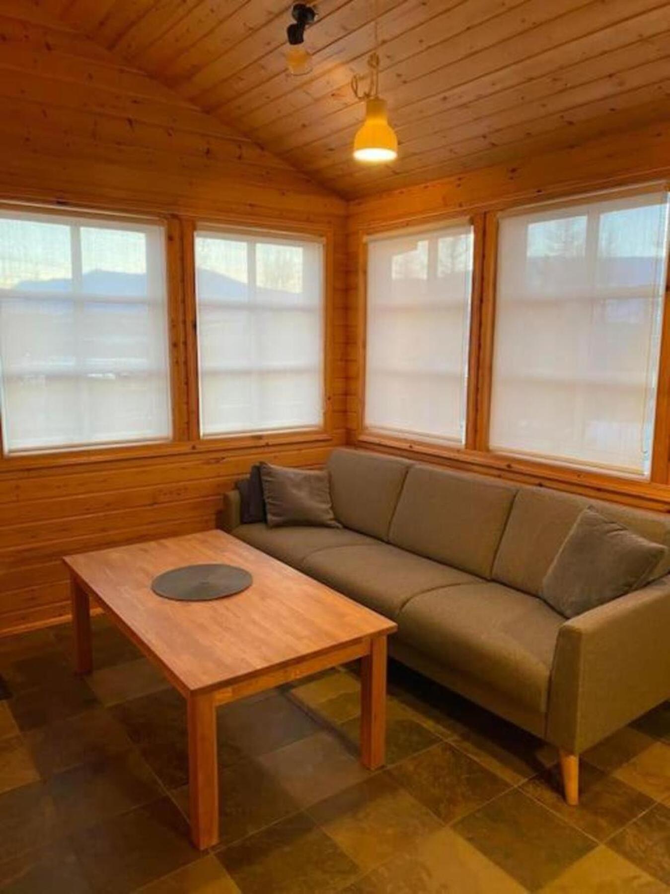 Cozy 2 Bedroom Cottage With Hot Tub Акурейрі Екстер'єр фото